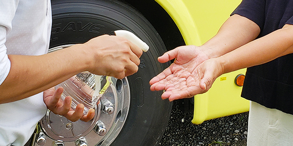 手指の消毒の様子