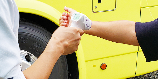 非接触式体温計による検温の様子